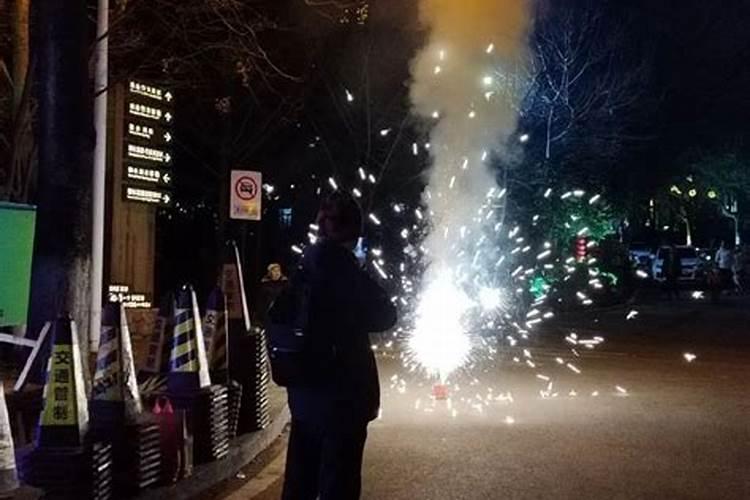 梦见到处都是放烟花爆竹的(梦见放好多烟花爆竹)