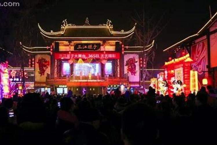 梦见好多人在一起看热闹