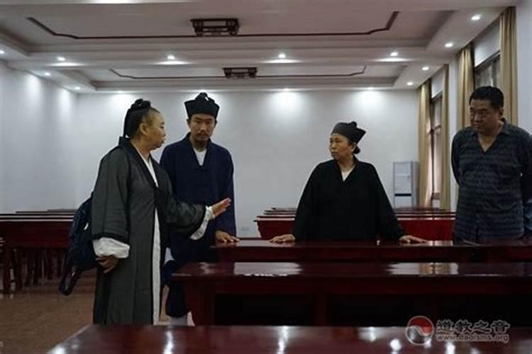 梦见蟒蛇进家是什么意思？