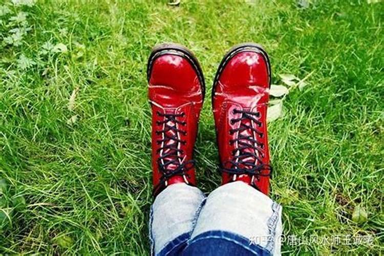女人梦见穿红鞋 女人梦见穿红鞋什么意思