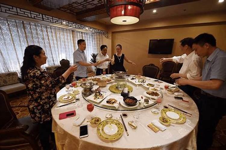 梦见一桌人在一起吃饭