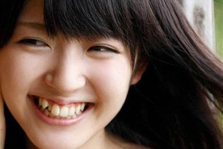 有虎牙的女人命运如何