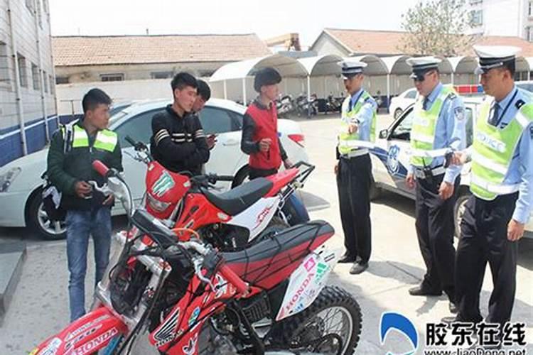 梦见骑摩托车被女交警扣的预兆
