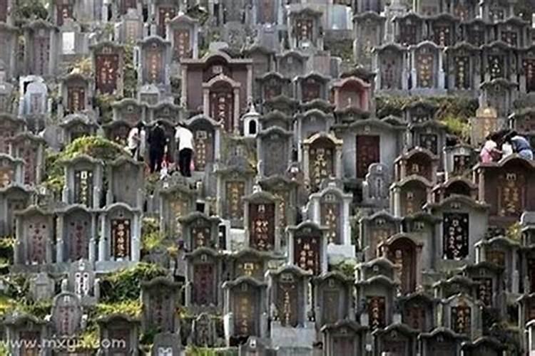 梦见坟冒烟是什么意思？