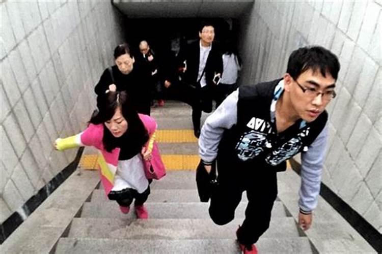 梦见急着赶路