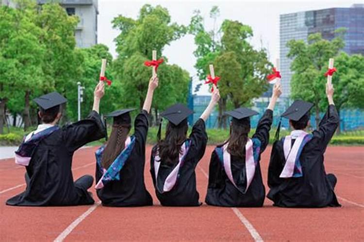 梦到大学同学 梦到大学同学什么意思