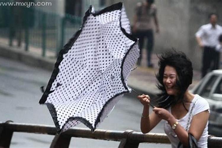 梦见自己的丈夫,在大风大雨中走？