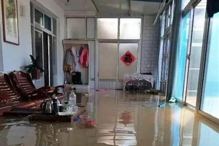 女人梦见水淹了房子满地是水,预示着什么？