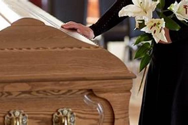 梦见有人死了看见鬼和棺材的预兆