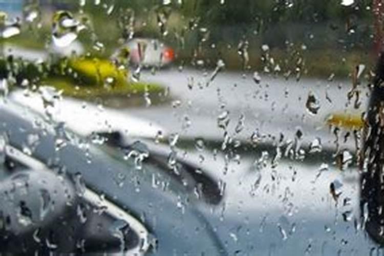 女人梦见下雨什么预兆