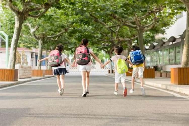 送法制学校的孩子,去探望可以给他带什么东西？