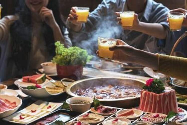 梦见厕所里有人吃饭聊天