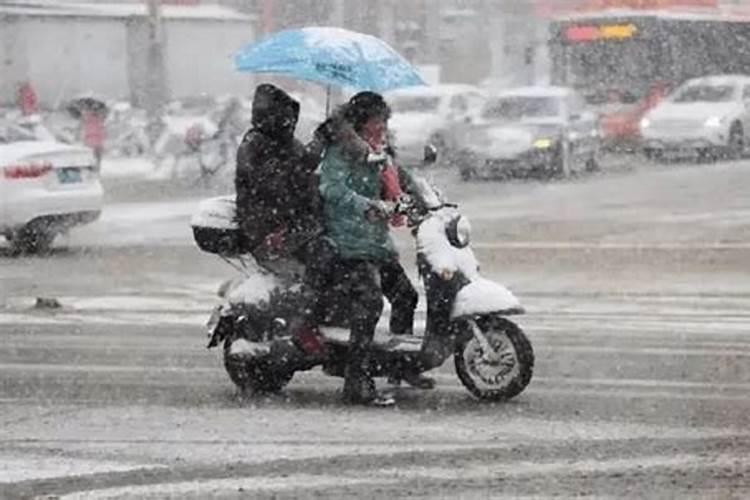 梦见赶路下雨的预兆