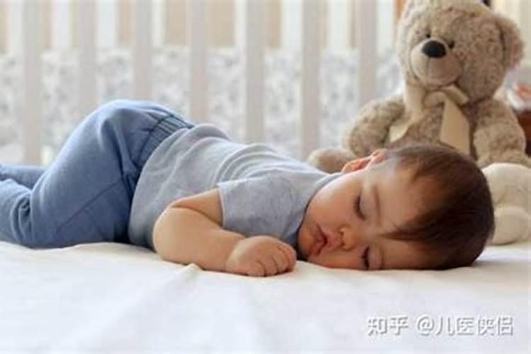 牧童回来吃饱了饭,己是黄昏之后了,他连蓑衣也脱,就躺在草地里休息