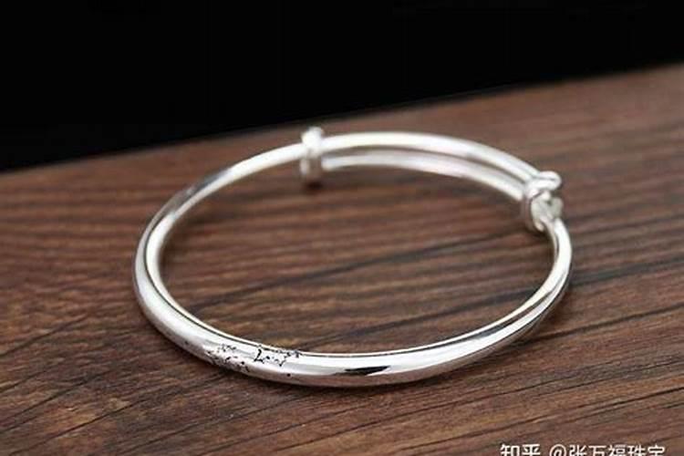 梦见银手镯完全变形的预兆