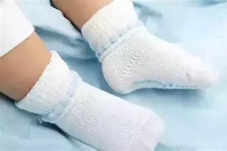 梦见水坑满是水是什么意思？