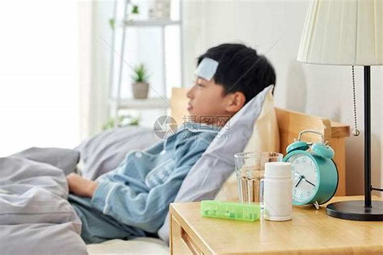 女人梦见两边白金色龙和中间金黄色龙从天上降洛向我们家里转了一圈...