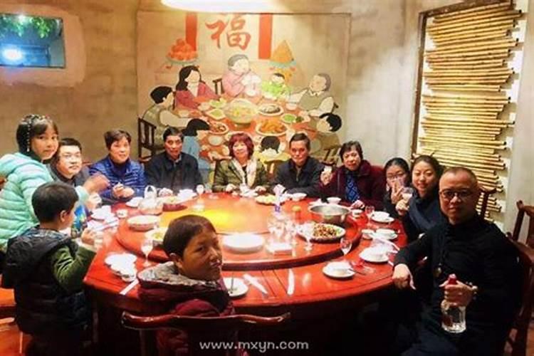 梦见很多人吃饭是什么预兆 梦见很多人吃饭的寓意