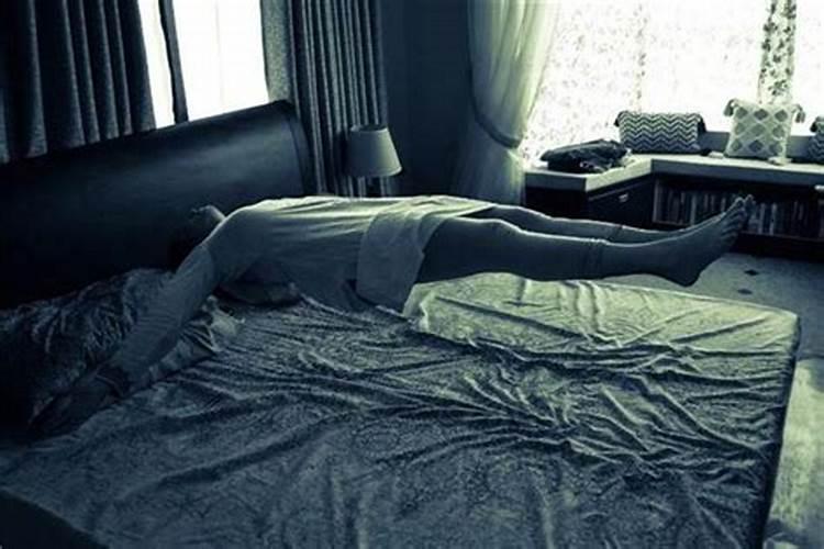 梦见女人自几在大街上裸睡的预兆