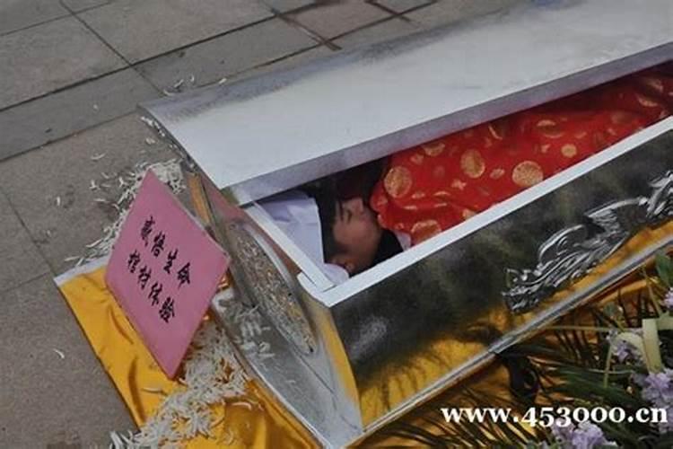 梦见把活人装进棺材要祭祀屋里装点的都是红色是什么意思？