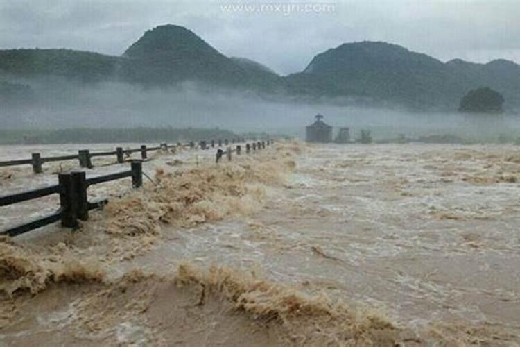 梦见特大洪水滚滚而来