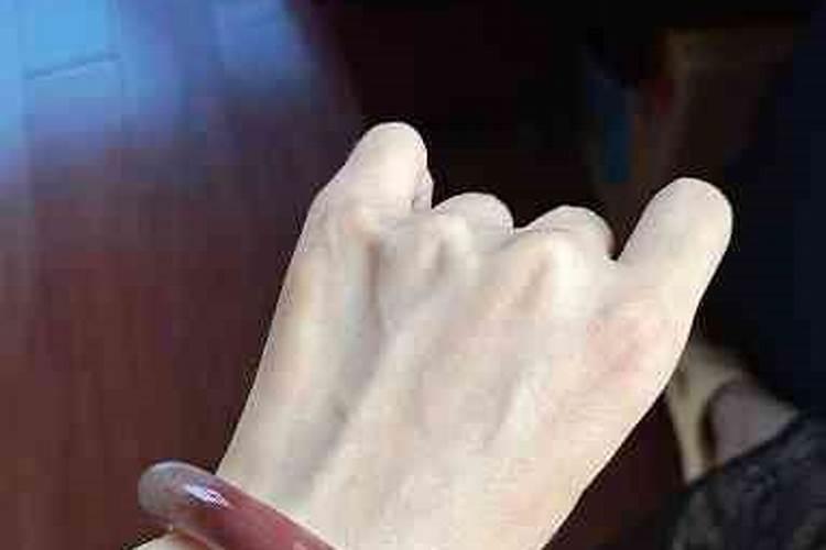 直播间一百多块钱的镯子买佘太翠还是岫玉还是翡翠