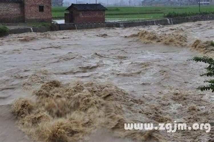 梦见下雨村边的河水暴涨的预兆