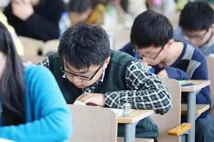 女人梦到自己拉屎还沾到手上