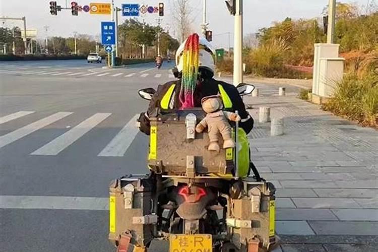 梦见和心爱的人骑摩托车