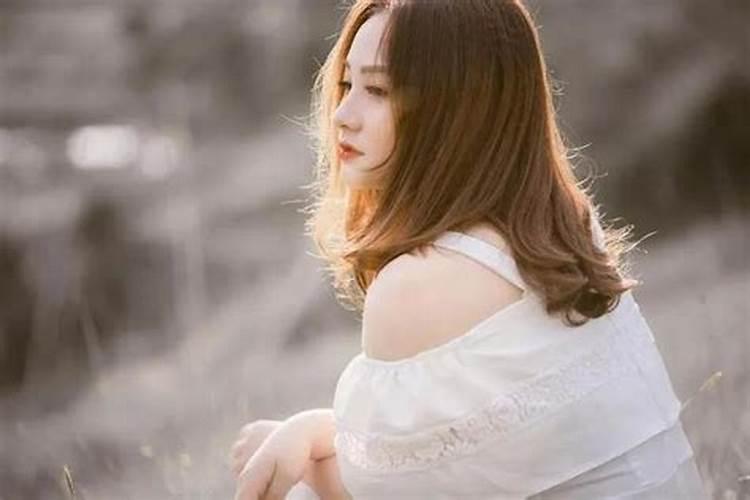请问女人梦见狗咬自己的腿出血是什么意思