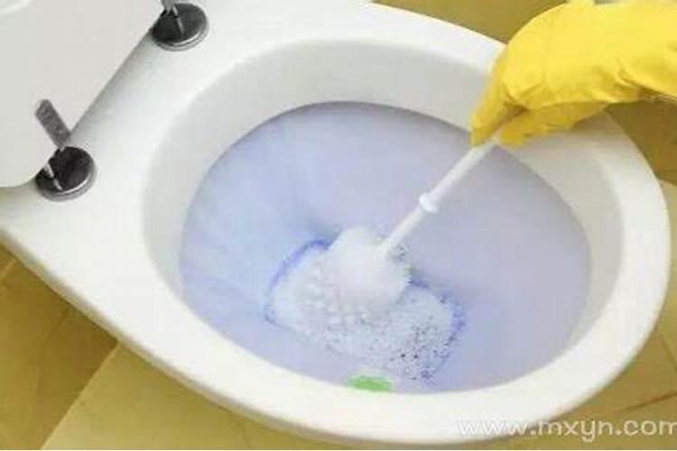梦见自己家马桶里全是大便