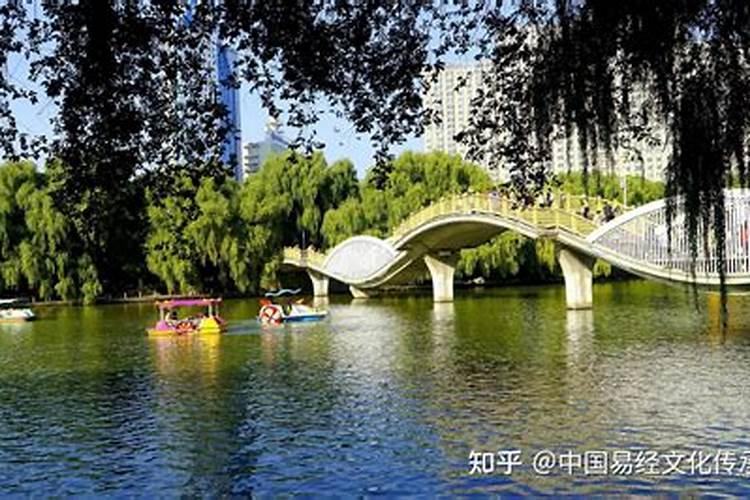 正月初二想出门旅游一天,不知去哪好。