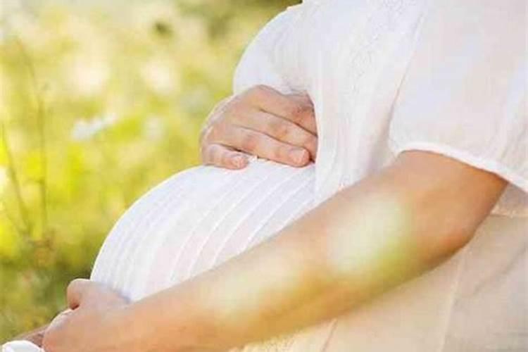 女人梦见自己怀孕挺着大肚子