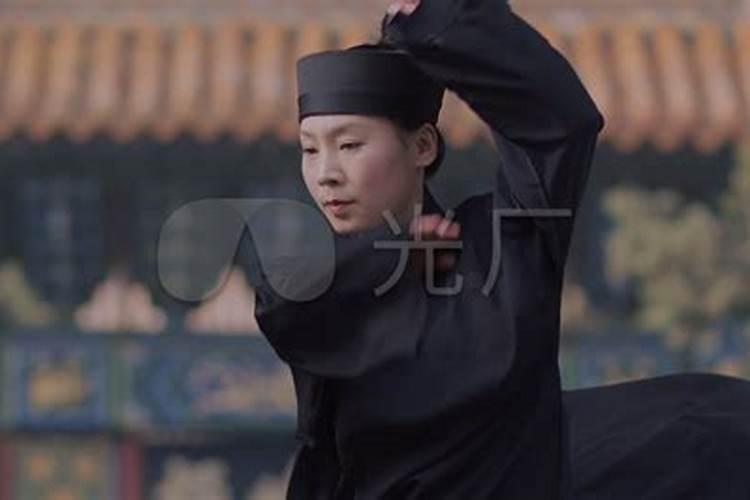 武当山女道士,平时玩聊微信玩手机,唯独谈恋爱是不被允许的,还有规矩吗...