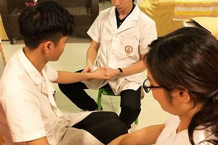 梦见老婆亲吻别的男人并一起走的预兆
