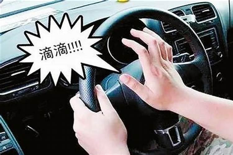 梦见不会开车的人在开着车