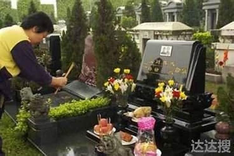 梦见在坟墓上采蘑菇？