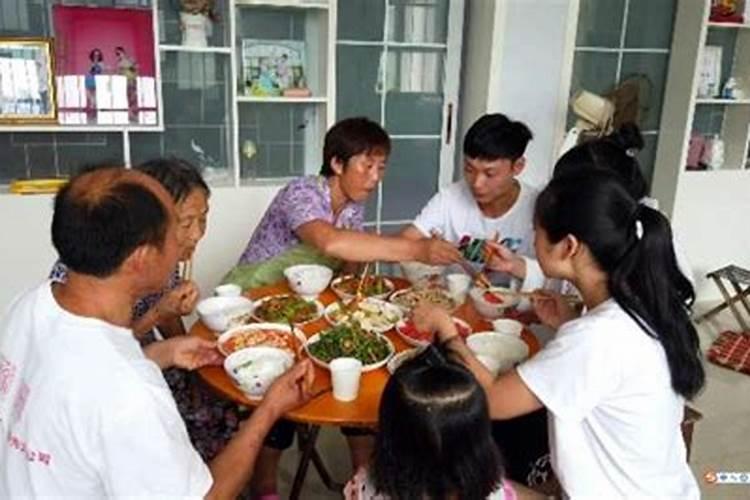 梦见叔婶在一起吃饭的预兆