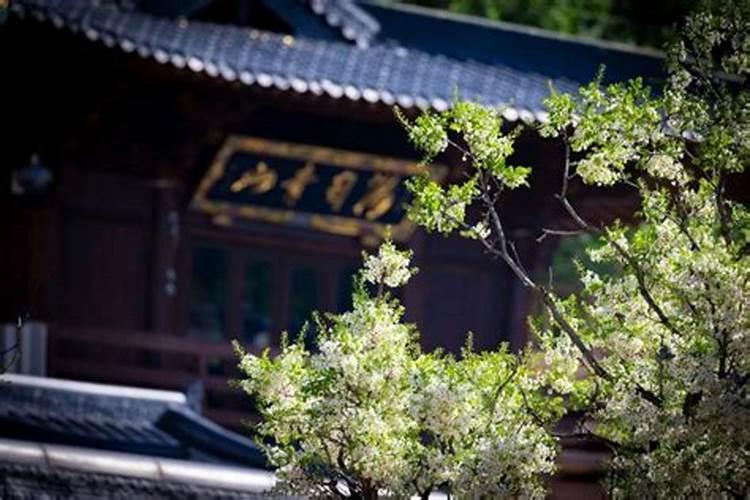 搬进新家之前,我们要点燃香在家里走一圈,这有什么讲究吗？