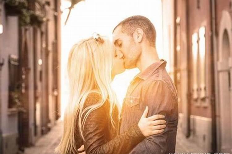 梦见自己老婆和别人接吻的预兆