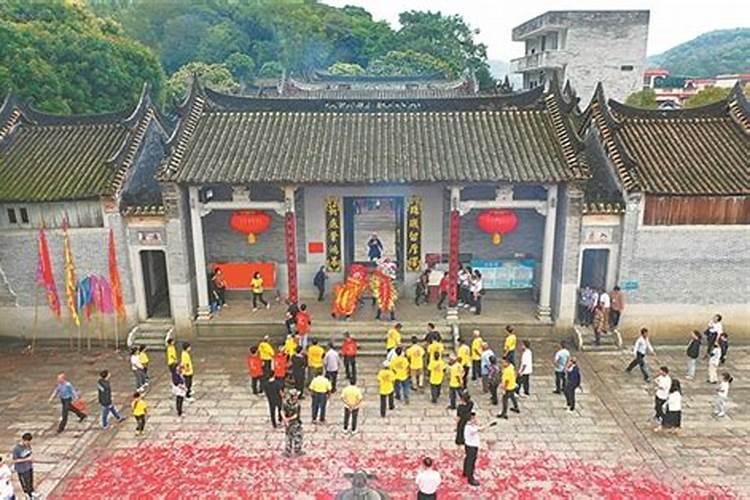 梦见老婆光着上身在外是什么意思