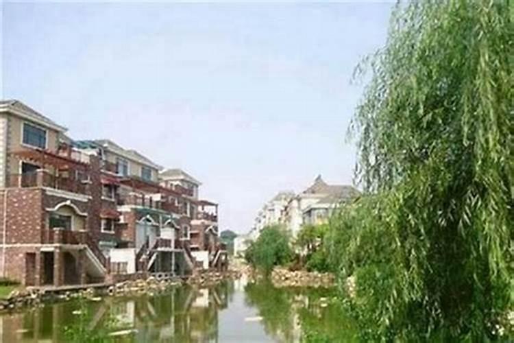 ...有条马路,北面有条河,这样的风水怎么样啊？