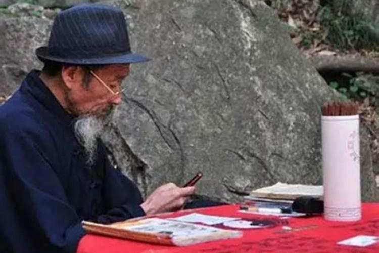 今天我在网上找了一个算命师傅。然后他让我付挂金然后我没有钱他会...