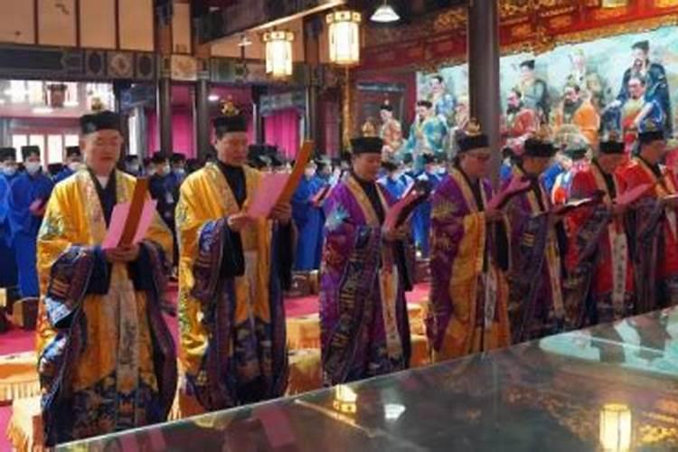 女人梦到在地里拔萝卜