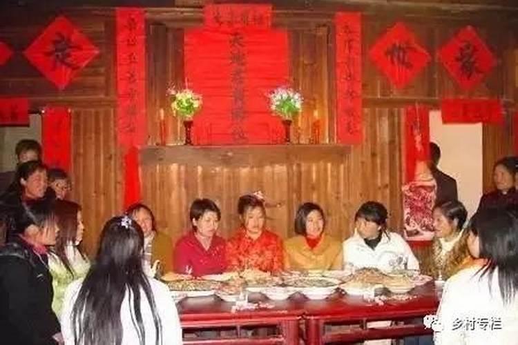 梦见别人穿红衣服是什么意思？