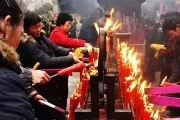 梦见老虎吃人自己躲藏