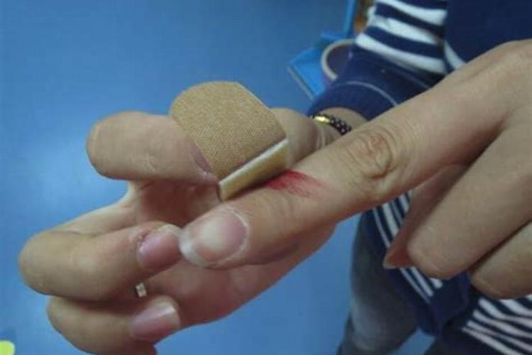 梦见手被刀划伤是什么意思？