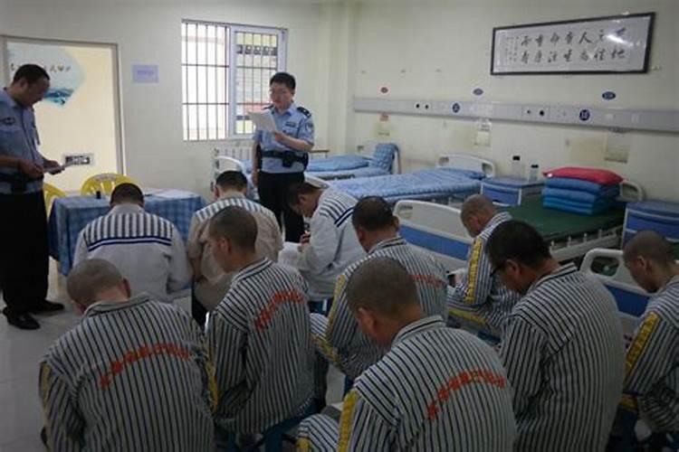梦见大蛇吞人意味着什么情况