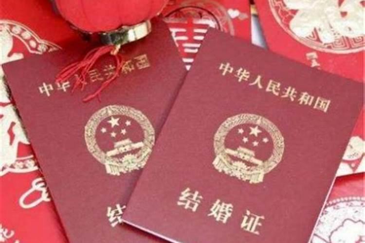 结婚后女方一直拖延不愿领取结婚证算不算欺诈行为,孩子归哪一方？