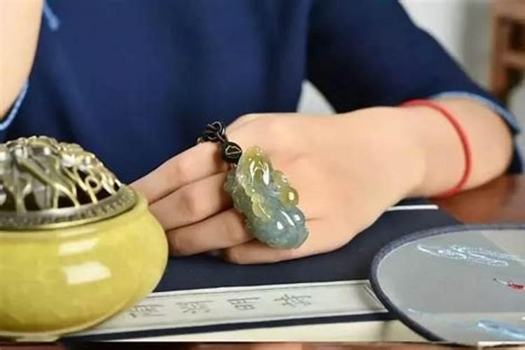 脖子下面有痣代表什么